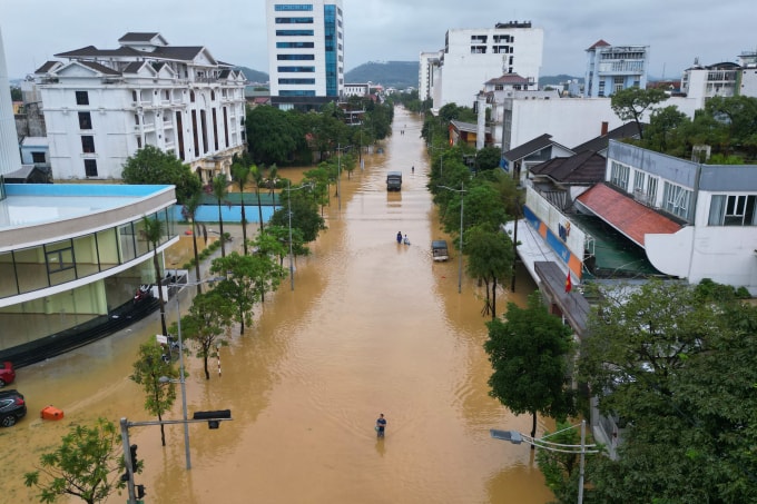 Tuyến đường Lý Thường Kiệt ở TP Huế ngập. Ảnh: Võ Thạnh