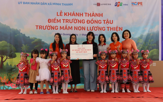 Đoàn cùng học sinh sơn vẽ trang trí tường bên cạnh lớp học mới. Ảnh: Thanh Hằng