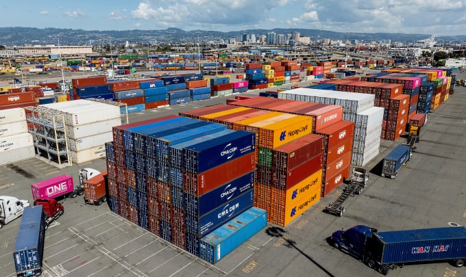 Container hàng hóa tại cảng Oakland, bang California, Mỹ ngày 3/4. Ảnh: AP