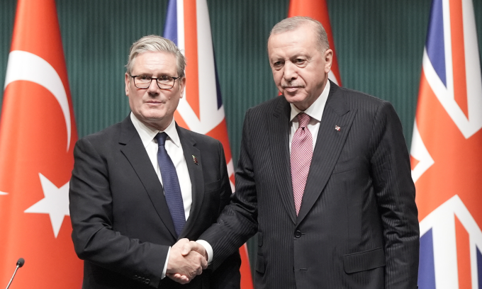 Ông Starmer (trái) và ông Erdogan bắt tay sau khi ký thỏa thuận về tiêm kích Typhoon hôm 27/10. Ảnh: AP