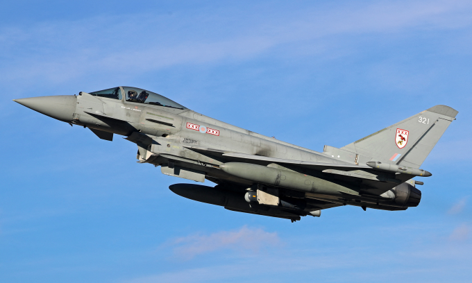 Tiêm kích Typhoon Anh cất cánh từ căn cứ không quân tại Albacete, Tây Ban Nha trong khuôn khổ một chương trình huấn luyện quốc tế tháng 11/2024. Ảnh: AFP