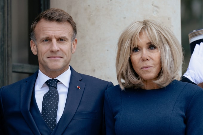 Tổng thống Pháp Emmanuel Macron và Đệ nhất phu nhân Brigitte Macron tại Điện Elysee ngày 8/10. Ảnh: Reuters