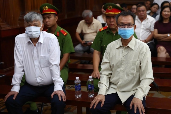 Ông Nguyễn Công Khế và người kế nhiệm Nguyễn Quang Thông tại tòa hôm nay. Ảnh: Trần Quỳnh