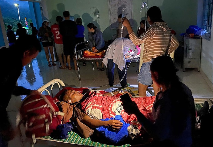Nạn nhân Diện đang được điều trị tại trung tâm y tế Trà Giác (xã Trà Tân). Ảnh: Nam Em