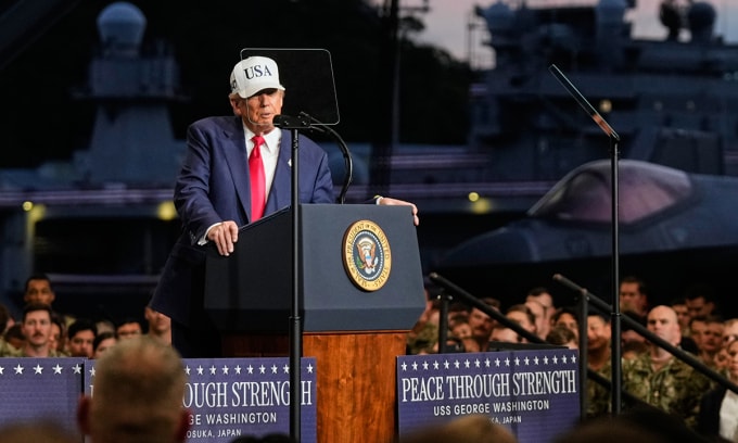 Tổng thống Mỹ Donald Trump phát biểu trước các thủy thủ trên tàu sân bay USS George Washington đang neo đậu ở cảng Yokosuka, Nhật Bản ngày 28/10. Ảnh: AP