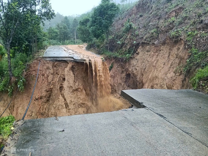 Đường DH83 thuộc thôn Tà Vinh, vào trung tâm xã Sơn Tây Hạ gãy làm đôi, sáng 29/10. Ảnh: Thạch Thảo