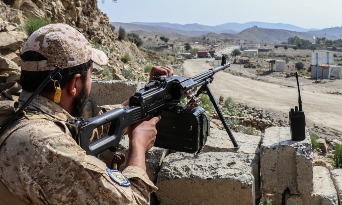 Nhân viên an ninh Taliban triển khai ở biên giới giáp Pakistan hôm 20/10. Ảnh: AFP