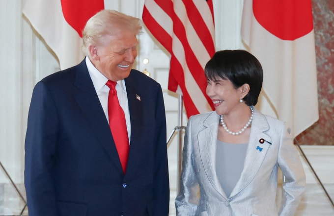 Thủ tướng Nhật Bản Sanae Takaichi (phải) tiếp Tổng thống Mỹ Donald Trump tại Tokyo, ngày 28/10. Ảnh: AFP