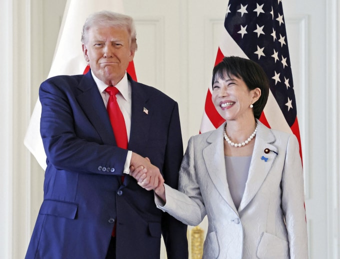 Tổng thống Mỹ Donald Trump bắt tay Thủ tướng Nhật Bản Sanae Takaichi tại Tokyo hôm 28/10. Ảnh: AP