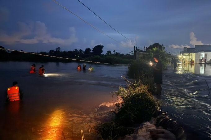 Lực lượng địa phương giúp dân di dời ra khu vực ngập lũ. Ảnh: Công an Hàm Thắng