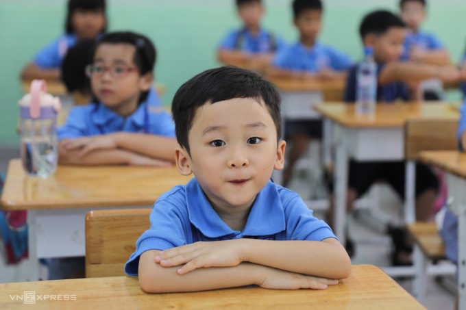 Học sinh lớp 1, trường tiểu học Đinh Tiên Hoàng (TP HCM) trong ngày tựu trường, tháng 8/2022. Ảnh: Quỳnh Trần