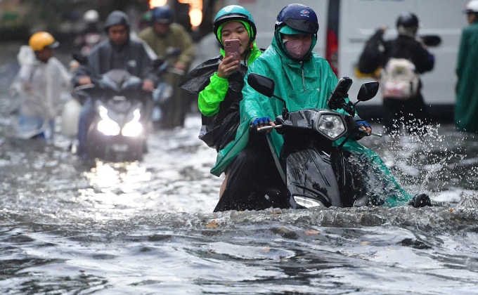 Ngập trên đường Quốc Hương, phường Thảo Thiền, chiều 8/10. Ảnh: Thanh Tùng