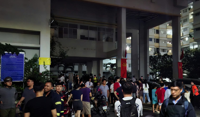 Cư dân di tản xuống đất khi chung cư xảy ra cháy. Ảnh: Minh Bằng