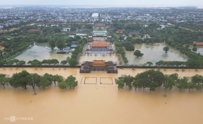 Đại nội Huế ngập một mét, sáng 28/10. Ảnh: Võ Thạnh