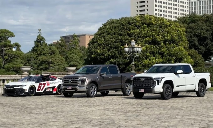 Bán tải Mỹ Ford F-150 đỗ ở giữa, bên cạnh là  hai xe của Toyota nhưng đều sản xuất ở Mỹ. Ảnh: AP