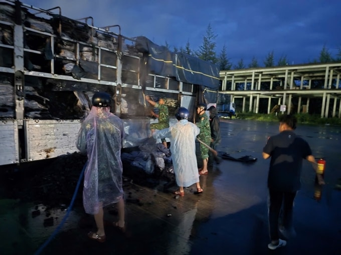 Xe tải chở than đước bốc cháy trên chuyến phà đi Phú Quốc. Ảnh: Văn phòng Ban chỉ đạo Phòng thủ dân sự quốc gia