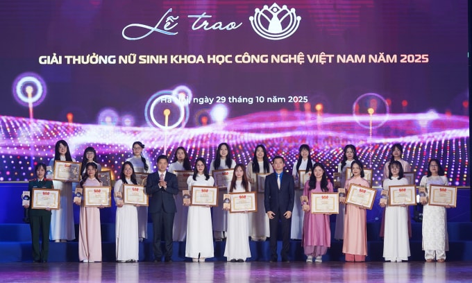 Các nữ sinh khoa học công nghệ (cầm bằng khen) tại lễ trao giải. Ảnh: Lưu Quý