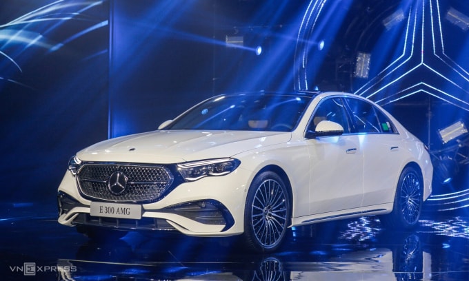 Thế hệ mới E-class ra mắt ở Hà Nội hôm 16/10. Ảnh: Lương Dũng
