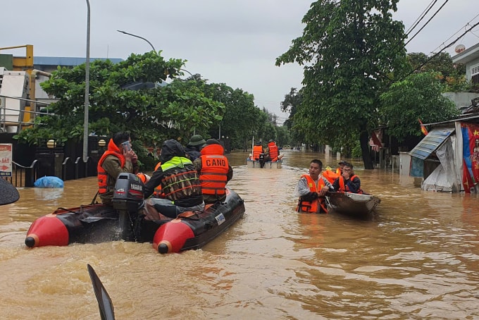 Công an hỗ trợ người dân sơ tán khỏi vùng ngập sâu, ngày 28/10. Ảnh: Võ Thạnh