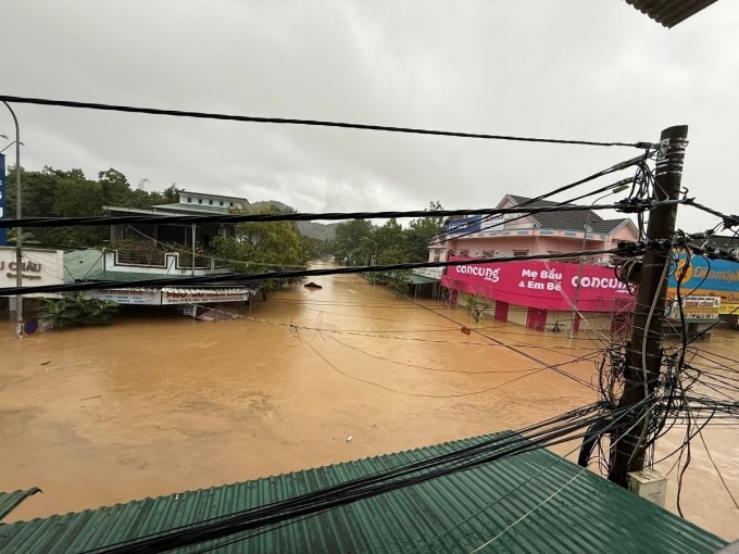 Trung tâm huyện Sơn Hà cũ chìm trong lũ. Ảnh: Phương Dâu