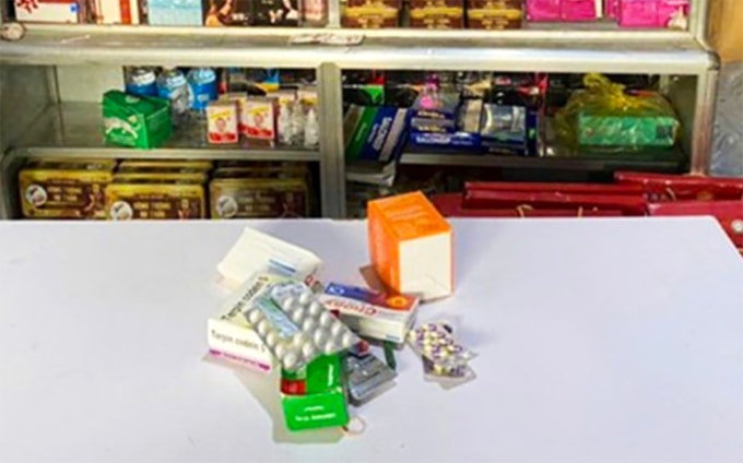 Số thuốc mà bà Duy kê và bán cho nạn nhân. Ảnh: Hùng Lê