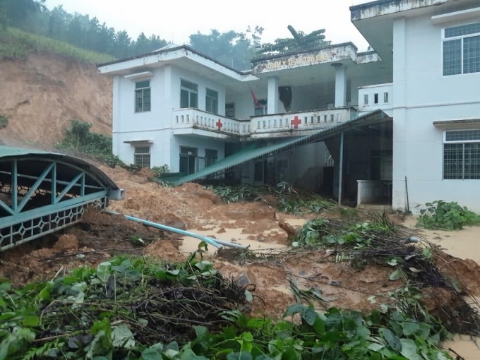 Trạm Y tế Trà Xinh bị sạt lở, sáng 29/10. Ảnh: An Bình