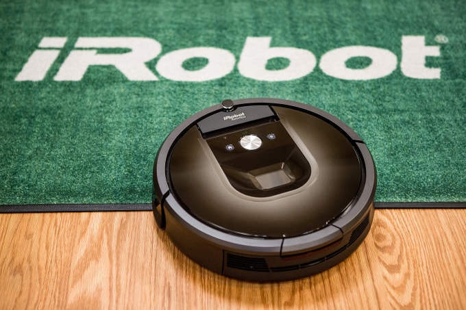 Robot Roomba 980 trong phòng trưng bày của iRobot tại Bedford. Ảnh: Aram Boghosian/The Boston Globe