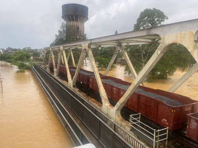 Tàu hàng chở đá án ngữ trên cầu Bạch Hổ. Ảnh: VNR