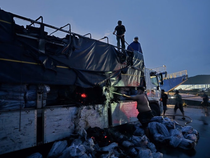 Xe tải chở than bốc cháy trên chuyến phà đi Phú Quốc: Ảnh: Biên phòng An Giang