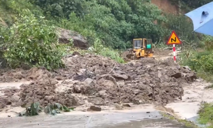 Phương tiện cơ giới xúc dọn điểm sạt lở trên đèo Lò Xo ngày 29/10. Ảnh: Công an Quảng Ngãi