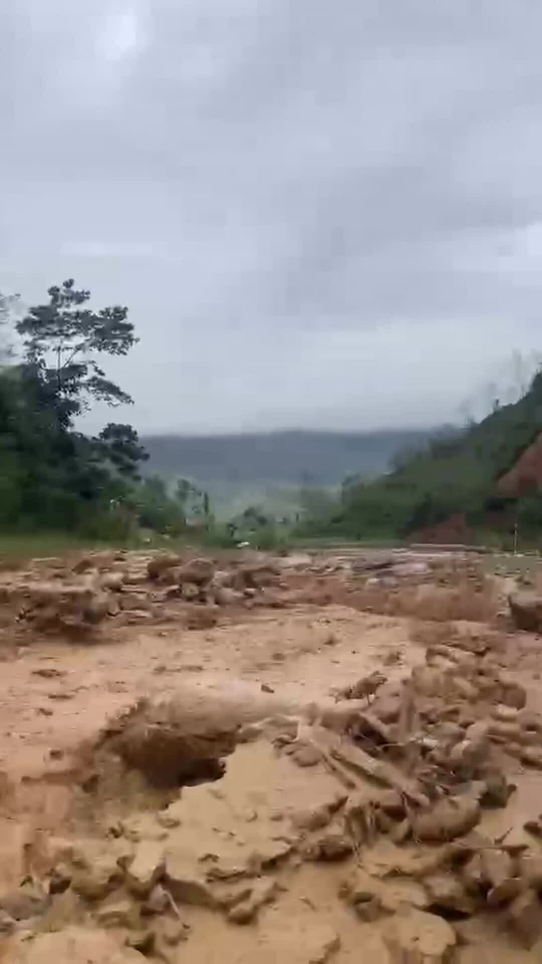 Đèo Lò Xo tiếp tục sạt lở, nhiều ôtô tải mắc kẹt suốt 4 ngày