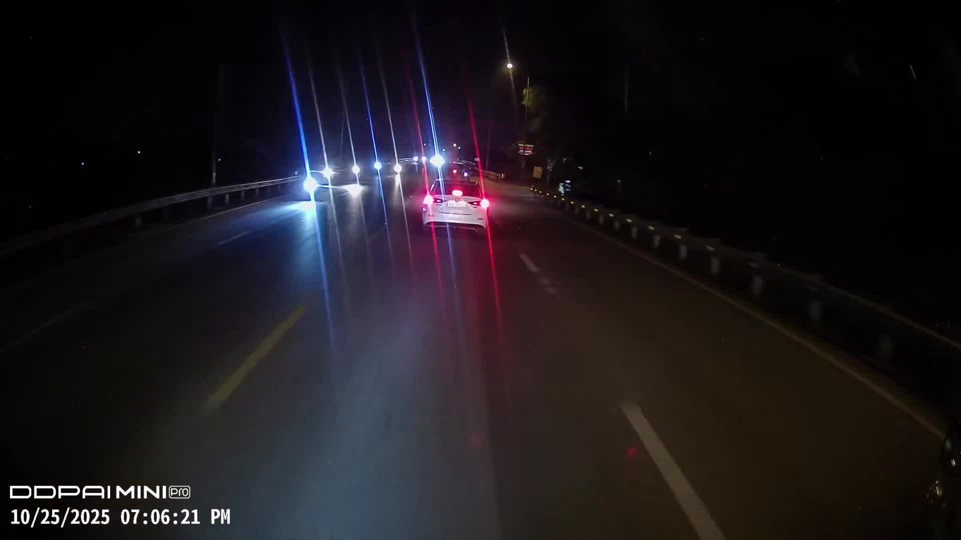 Hai xe máy đâm nhau trước đầu ôtô 