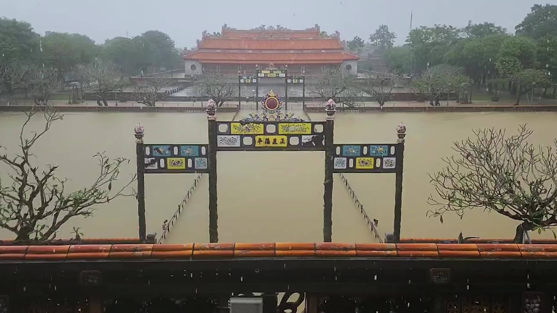 Kinh thành Huế vẫn chìm trong lũ