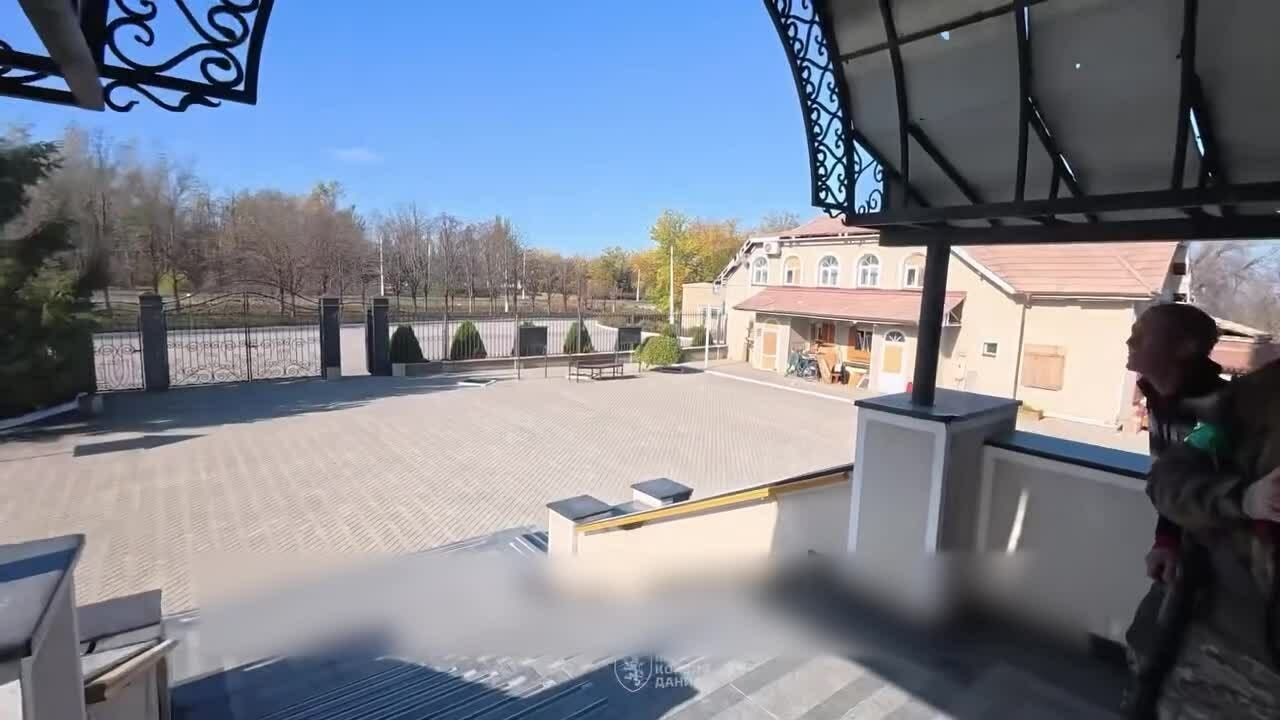 Lính Ukraine dùng súng trường hạ drone Nga khi hộ tống nhà báo