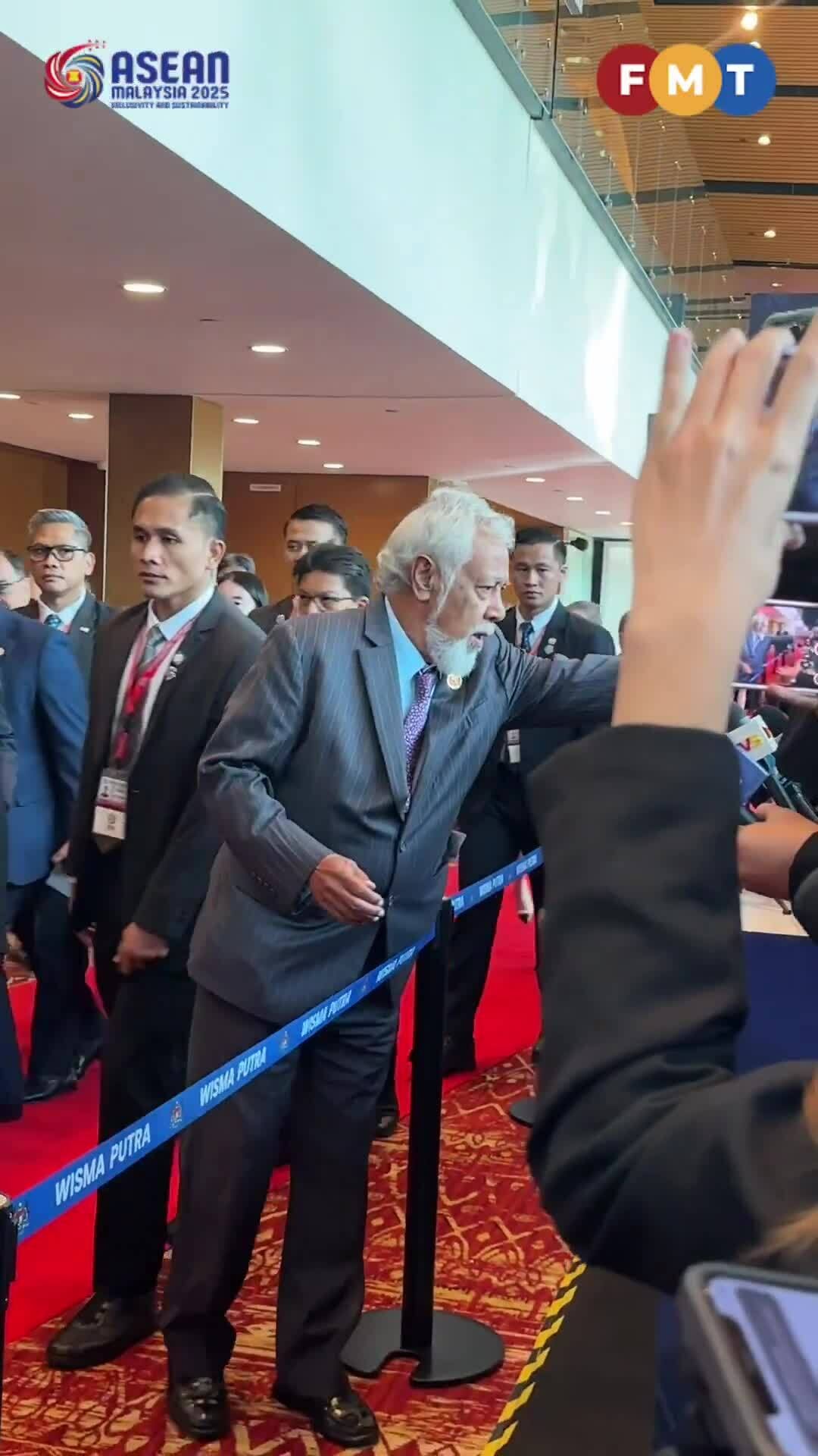 Thủ tướng Timor-Leste tặng kẹo cho phóng viên