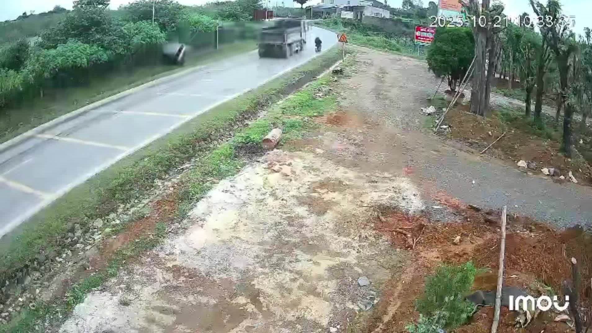 Vì sao xe nhỏ đi đèo dễ bị lật và mất lái hơn xe lớn?