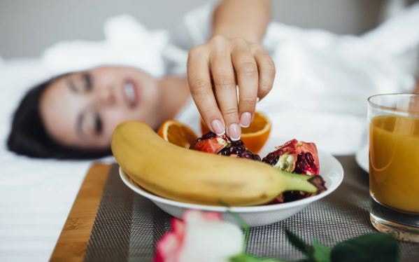 Người phụ nữ 61 tuổi tử vong sau bữa trưa vì thói quen nhiều người vẫn làm hàng ngày - Ảnh 1.