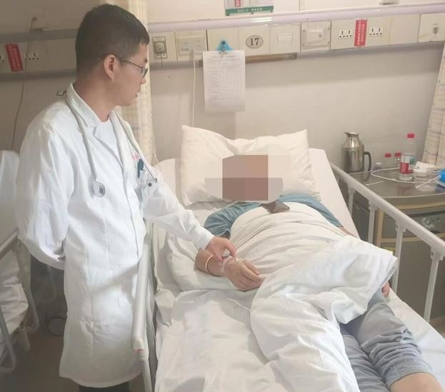 Người đàn ông 53 tuổi đột ngột bị liệt sau khi thức dậy- Ảnh 1.