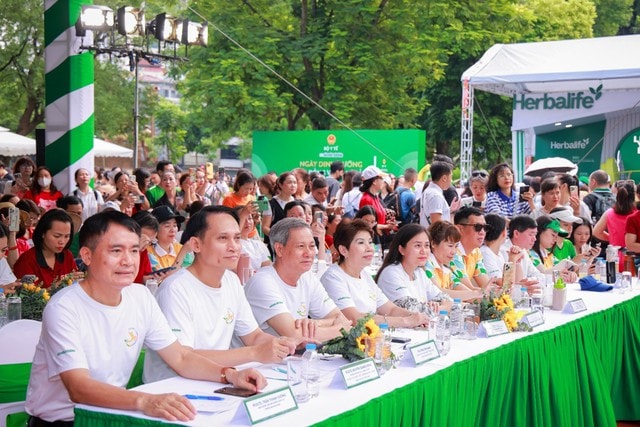 Chuyên gia dinh dưỡng đầu ngành khuyến khích hàng nghìn người dân thay đổi các thói quen tích cực - Ảnh 2.