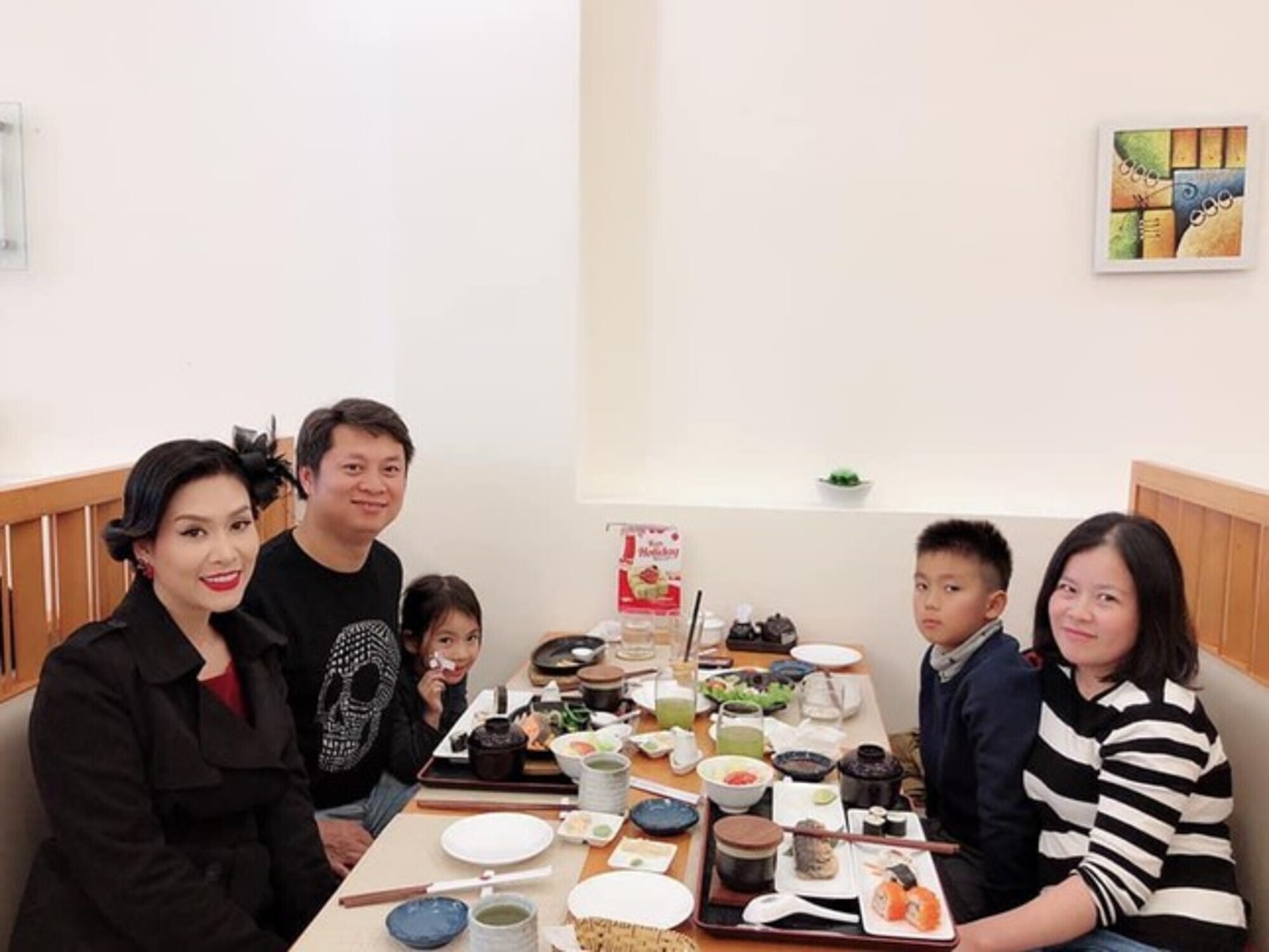 Gia đình Thành Vinh hội ngộ diễn viên Hà Hương đóng vai Nguyệt trong bộ phim.