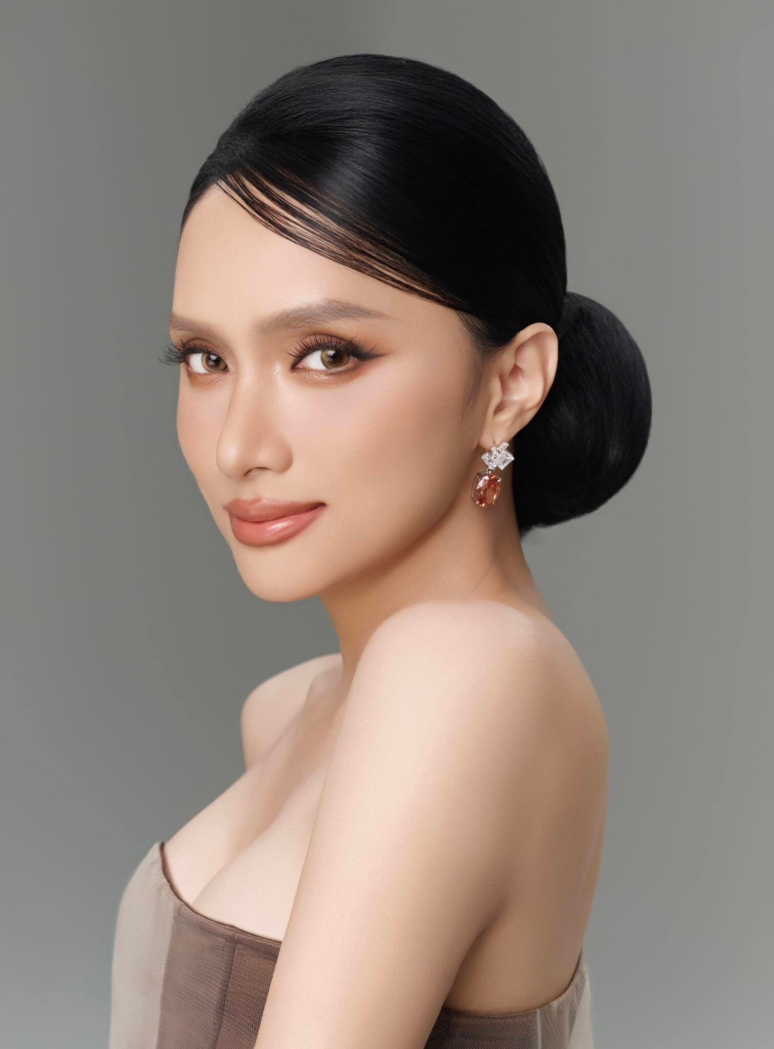 Hương Giang trở thành phụ nữ chuyển giới đầu tiên của châu Á tham dự Miss Universe.