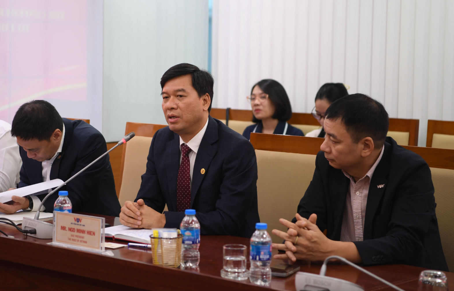 Ông Ngô Minh Hiển, Phó Tổng Giám đốc Đài Tiếng nói Việt Nam (VOV) (ngồi giữa) phát biểu tại buổi làm việc.