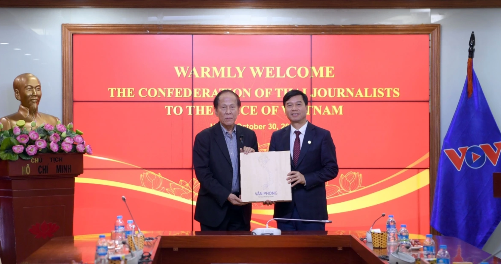 Đại diện hai bên trao quà tại buổi làm việc