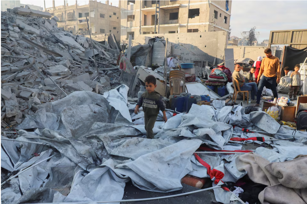 Người dân kiểm tra hiện trường ngôi nhà bị Israel không kích trong đêm tại Nuseirat, miền trung Dải Gaza, ngày 29/10/2025. Ảnh: Reuters