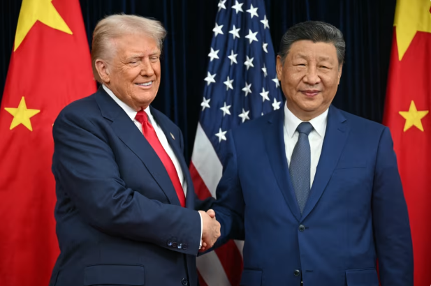 Ông Trump bắt tay ông Tập trước cuộc gặp tại Hàn Quốc ngày 30/10. Ảnh: Reuters