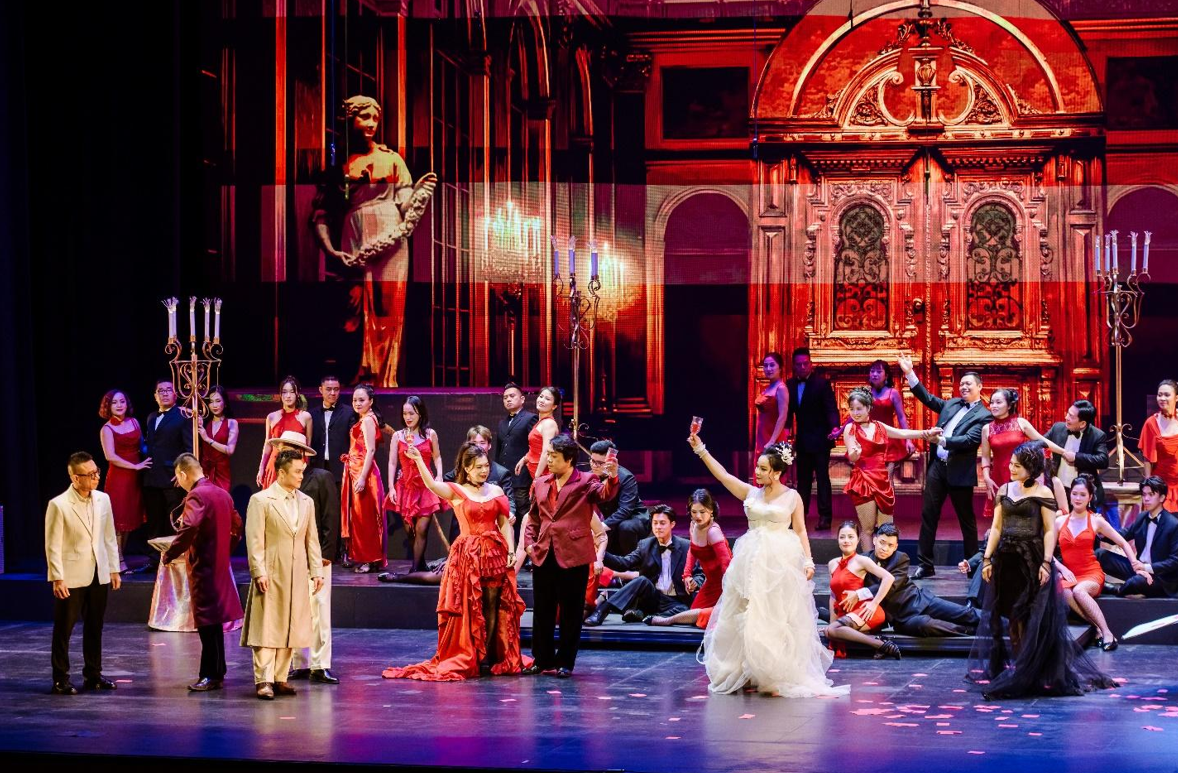 Tiếng hợp xướng vang lên trong bản Libiamo ne’ lieti calici (Hãy cùng uống những ly rượu vui), khắc họa thế giới phù hoa của giới thượng lưu Paris.