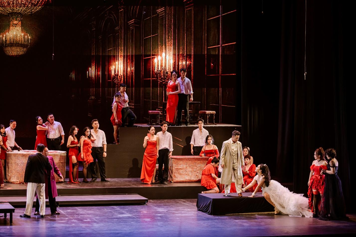 Các nghệ sĩ Dàn nhạc Giao hưởng Nhà hát Nhạc Vũ kịch Việt Nam cùng nhạc trưởng Nguyễn Phú Sơn đã mang tới một La Traviata sống động và đầy cảm xúc.