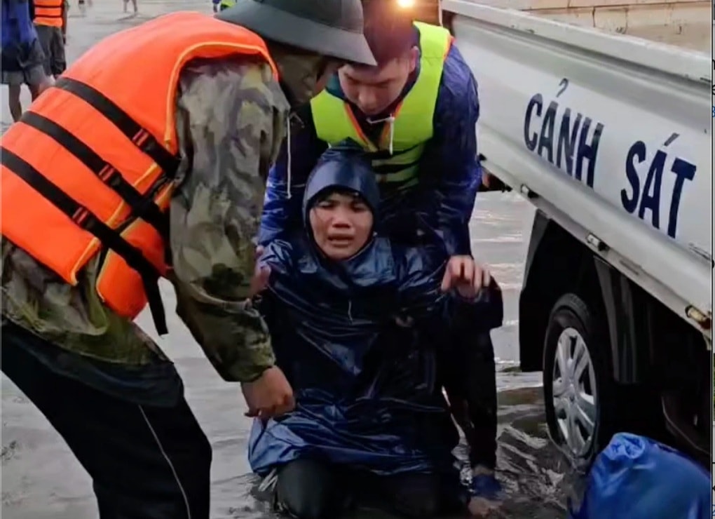 Miền Trung oằn mình trong lũ, nhà sập, người mất, tài sản cuốn trôi - 1 Miền Trung oằn mình trong lũ, nhà sập, người mất, tài sản cuốn trôi - 1