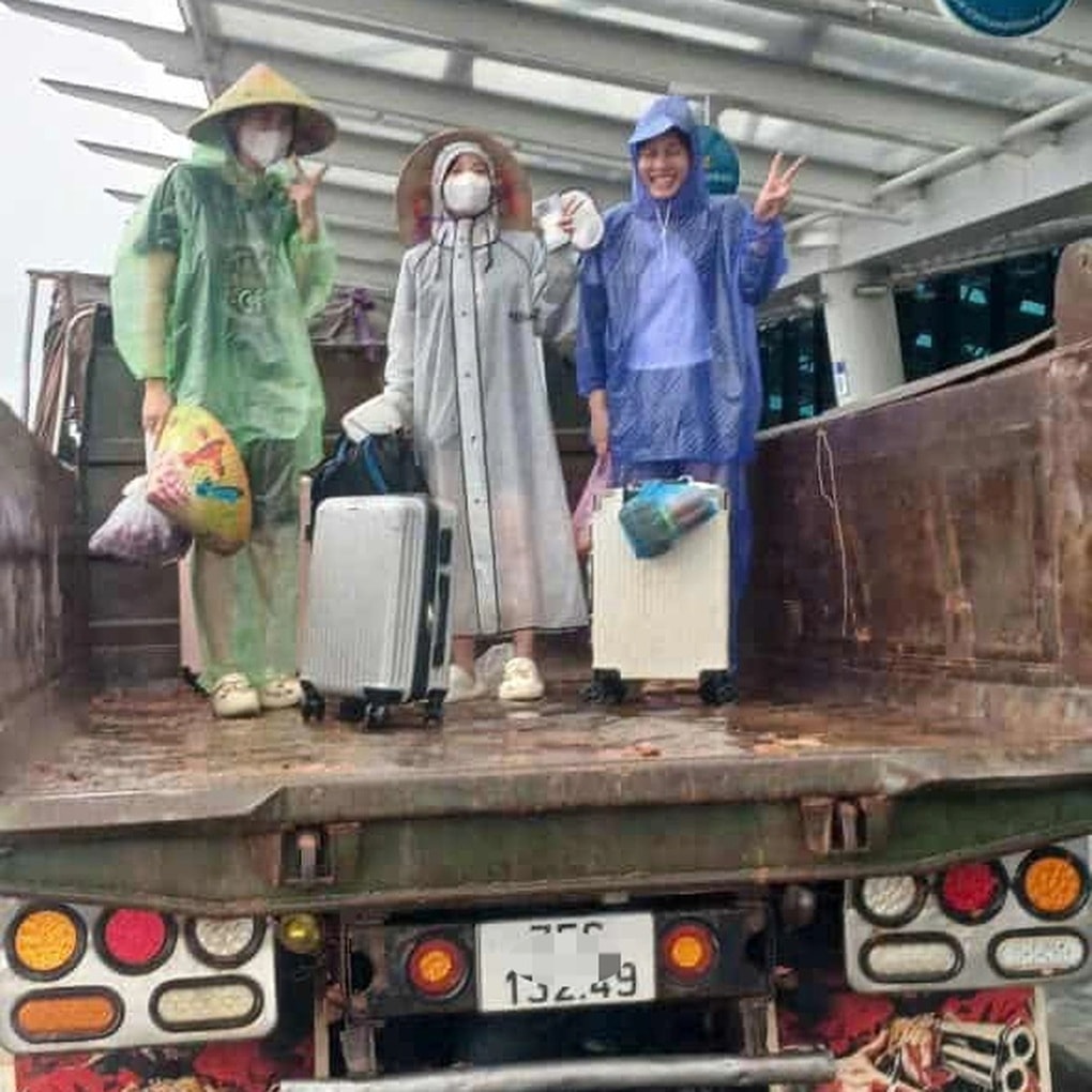 Khách Hà Nội đi công nông ra sân bay Huế hôm mưa lũ, lái xe không lấy tiền - 4 Khách Hà Nội đi công nông ra sân bay Huế hôm mưa lũ, lái xe không lấy tiền - 4