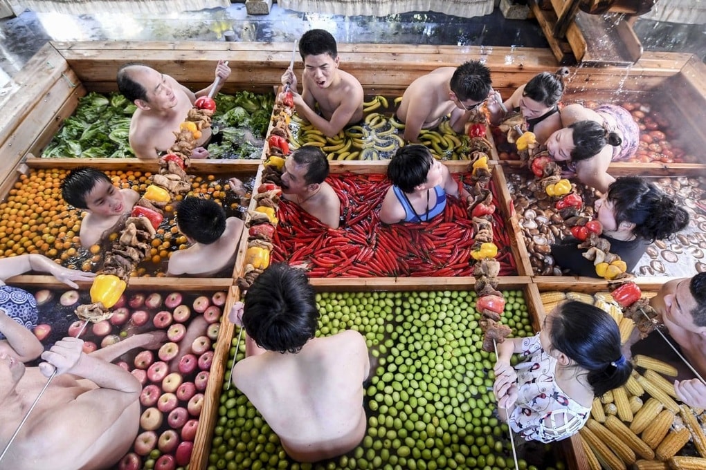 “Nồi lẩu người thật” hút khách giữa mùa đông ở Trung Quốc - 2 “Nồi lẩu người thật” hút khách giữa mùa đông ở Trung Quốc - 2